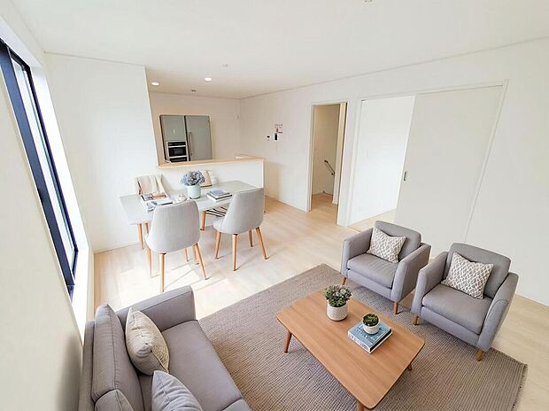 【リビング】家族とのつながりを意識した見通しのいいリビングは会話が弾んでみんなを笑顔にします。
※家具をCGで加工しています。家具付き販売ではございません。