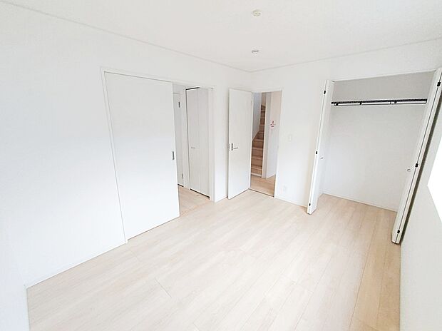 【リビング以外の居室】充分な広さの収納を備え、採光良好な洋室は、快適空間。プライベートの時間もゆったりお寛ぎ頂けそうです。