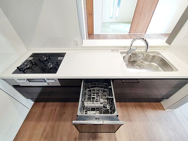 【☆Kitchen☆】
ビルトイン式の食器洗い乾燥機を標準設置しています。家事の手間を大幅に削減してくれるお役立ちアイテムは、洗浄力が高いうえ、除菌効果にも優れております。