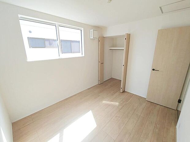 【リビング以外の居室】５．２５帖洋室。
常に明るい2階洋室！日中の電気使用がないので、家計にも助かります！