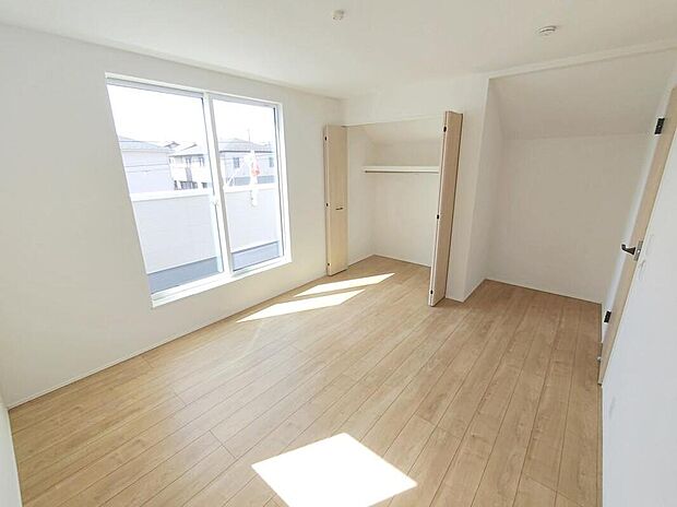 【リビング以外の居室】バルコニーに面した７．７５帖洋室。
充分な広さの収納を備え、採光良好な洋室は、快適空間。プライベートの時間もゆったりお寛ぎ頂けそうです。