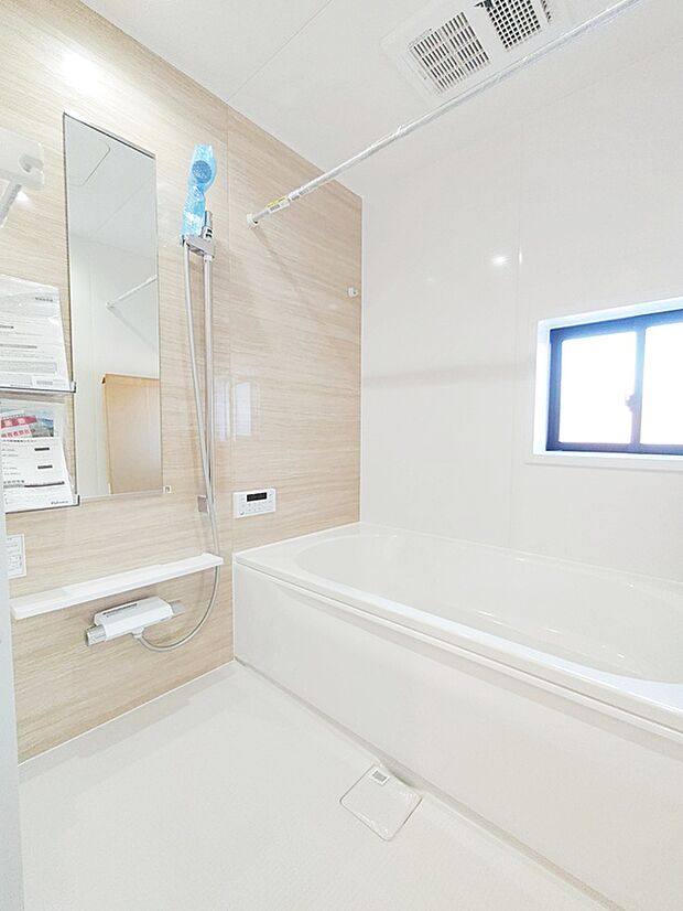 【☆Bathroom☆】窓付きのバスルーム。陽射し差し込む明るい環境は、日中の入浴も気持ち良くお使い頂けそうです。