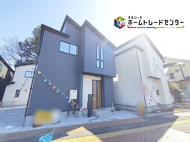 【 現地外観写真】ウォークインクローゼットやシューズインクローゼット、カウンタースペースなど、欲しい間取りが揃う家。