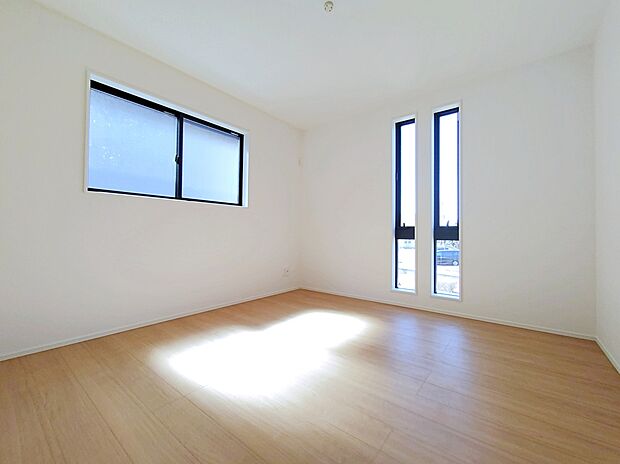 【☆Room☆】2面採光を確保した明るい室内は、風通しも良く、大変居心地の良い空間となっております。爽やかな風を感じて起きる朝は、快適生活の始まりに！