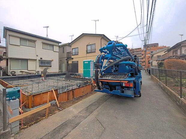 【前面道路含む現地写真】カースペースございます。
この街で・この家で暮らしたいと思わせる理由を是非現地でお確かめ下さい。