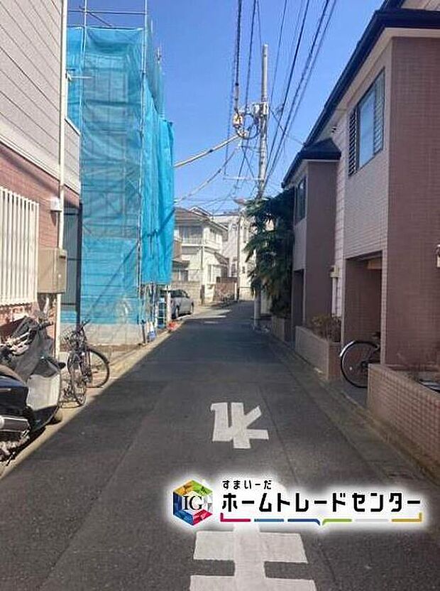 【前面道路含む現地写真】ビルトインガレージの車庫は雨からお気に入りのお車を守ってくれます♪
平日・お仕事帰りなど、いつでもご案内いたします！お気軽にお問い合わせ下さい。