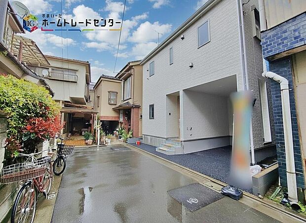 【☆前面道路の様子☆】ビルトイン車庫ございます。
平日・お仕事帰りなど、いつでもご案内いたします!お気軽にお問い合わせ下さい。