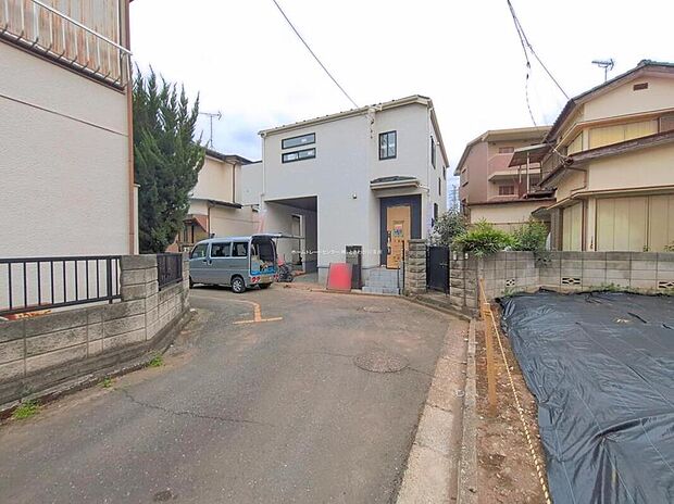 【前面道路含む現地写真】☆前面道路の様子☆
カースペース２台可能です。
平日・お仕事帰りなど、いつでもご案内いたします！お気軽にお問い合わせ下さい。