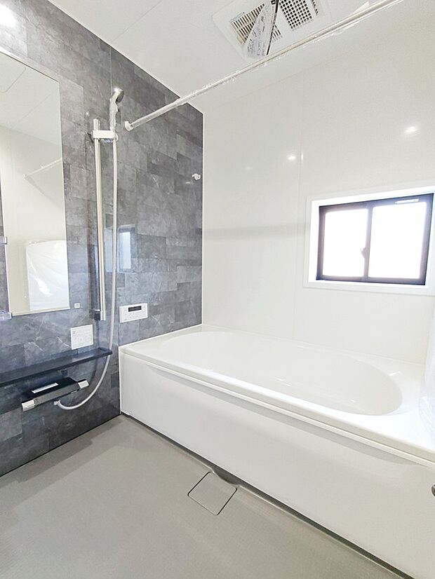 【☆Bathroom☆】窓付きのバスルーム。陽射し差し込む明るい環境は、日中の入浴も気持ち良くお使い頂けそうです。
