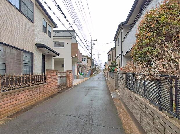 【前面道路含む現地写真】ビルトイン車庫+カースペースございます。
当日のご見学予約も承ります。同じものは2つとない「夢のマイホーム」との出会いが待っているかもしれません。