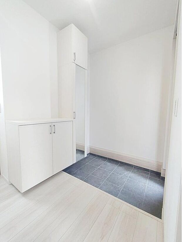 【玄関】姿見付きの下駄箱で、お家を出る前に今日のコーディネートの最終チェックをすることができます♪