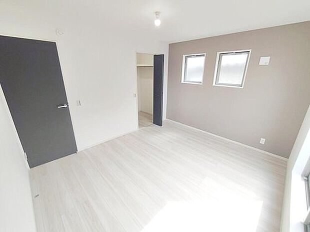 【 リビング以外の居室】充分な広さの収納を備え、採光良好な洋室は、快適空間。プライベートの時間もゆったりお寛ぎ頂けそうです。