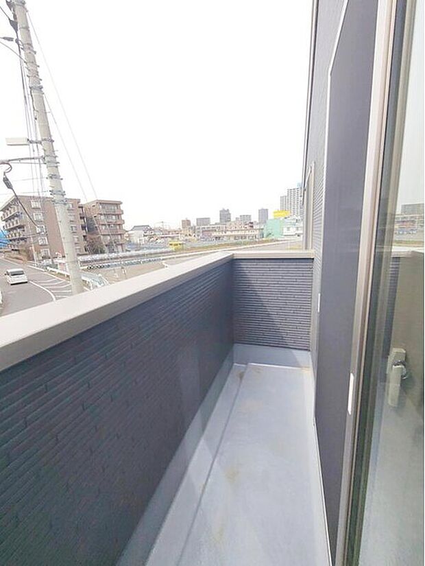 【バルコニー】南側に配されたルーフバルコニーは、広々。暖かい陽光たっぷり降りそそぎ、洗濯や布団干しも快適です。