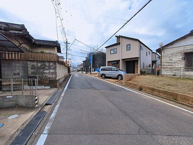 【 前面道路含む現地写真】カースペース２台可能です。
平日・お仕事帰りなど、いつでもご案内いたします！お気軽にお問い合わせ下さい。