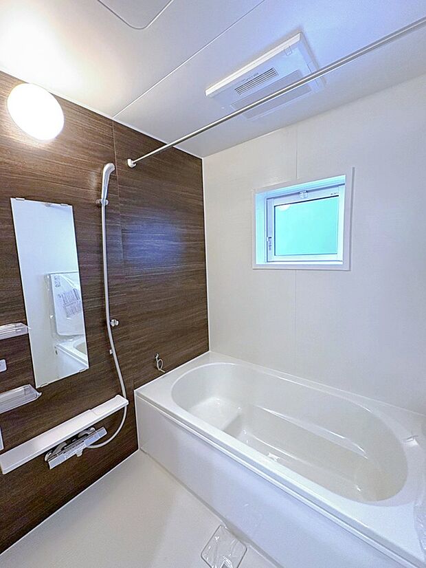 【☆Bathroom☆】
一日の疲れを洗い流せるような憩いのバスルーム。窓付きなので、採光もあり明るく気持ちの良い空間です。窓があることで、換気環境も良好。掃除もスムーズに出来ます。