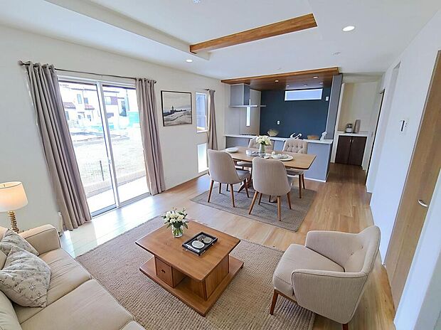 【☆LivingRoom☆】対面キッチンからはLDK全体を見渡せます♪家族とのつながりを意識した見通しのいいリビングは会話が弾んでみんなを笑顔にします。※家具をCGで加工しています。家具付き販売ではございません。