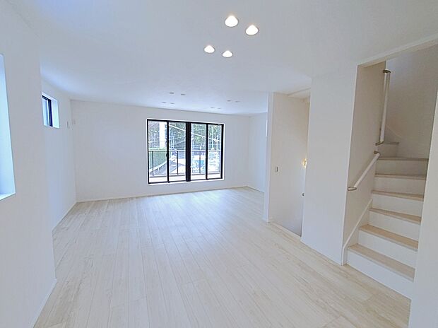 【☆LivingRoom☆】大きな南窓のあるリビングは、陽光あふれる明るい空間です。居心地良く、ご家族皆がゆったり寛げる憩いの空間となりそうです。
