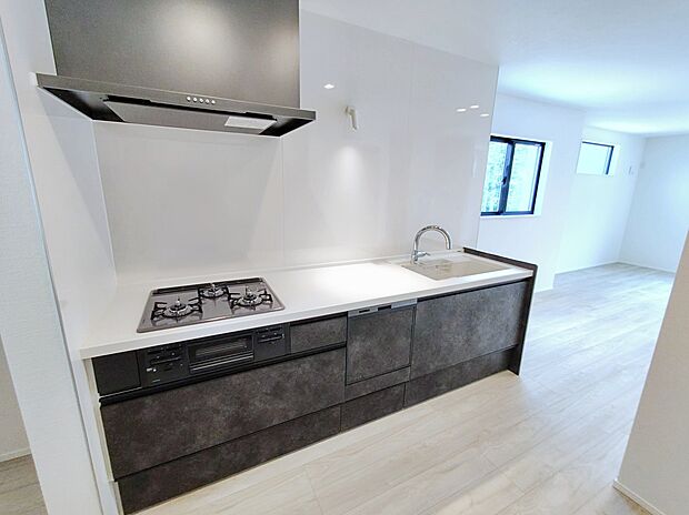 【☆Kitchen☆】開放感のあるキッチンでコミュニケーションを取りながら料理を楽しめます。作業スペースが広く収納も豊富で使いやすいです。食洗機付きで毎日大変な家事の負担を軽減してくれます。
