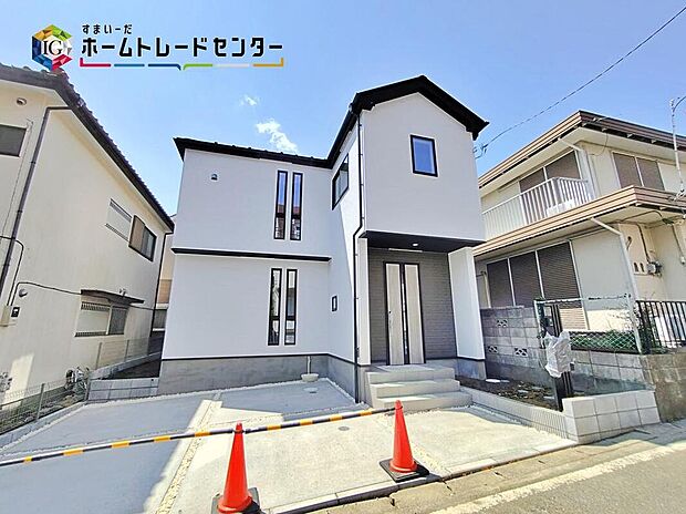 【☆現地の様子☆】周囲には高い建物もなく、空からの光が全体に行き渡ります。
コンビニ・ドラッグストア・スーパーなどが生活に欠かせない環境が揃う、利便性の良い立地♪