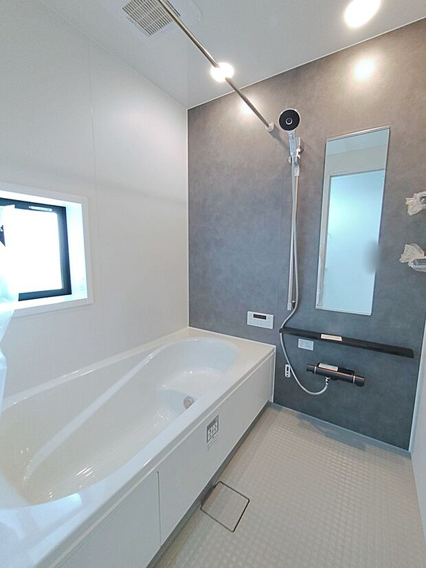 【☆Bathroom☆】一日の疲れを洗い流せるような憩いのバスルーム。窓付きなので、採光もあり明るく気持ちの良い空間です。窓があることで、換気環境も良好。掃除もスムーズに出来ます。
