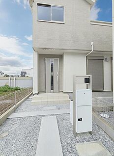 玄関アプローチと宅配ボックス