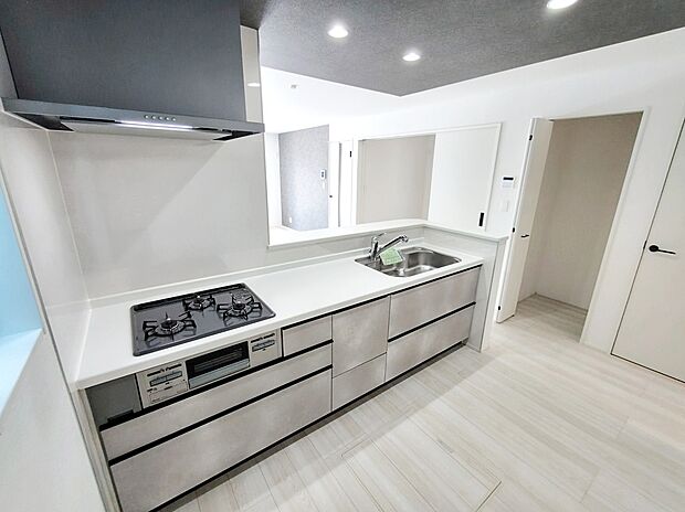 【☆Kitchen☆】人工大理石トップ仕様の高級感のあるシステムキッチン。浄水器、ハンドシャワーなど、高機能付きです。サポート力◎で、家事も快適スムーズに出来そうです。