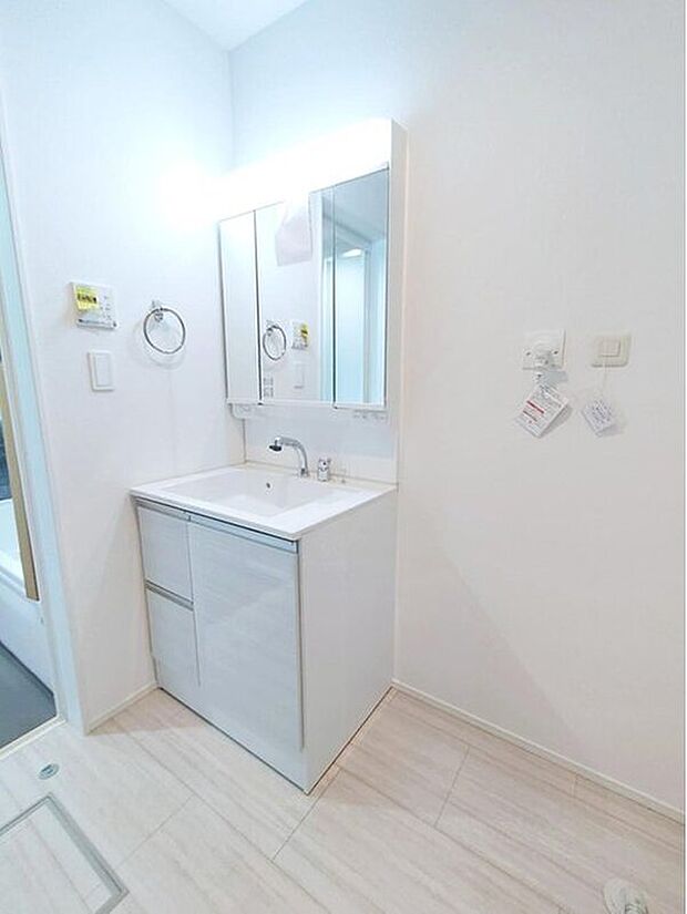 【☆Washstand☆】白を基調とした爽やかなサニタリースペース。清潔感のある快適空間です。毎日の身支度も気持ち良くお使い頂けます。