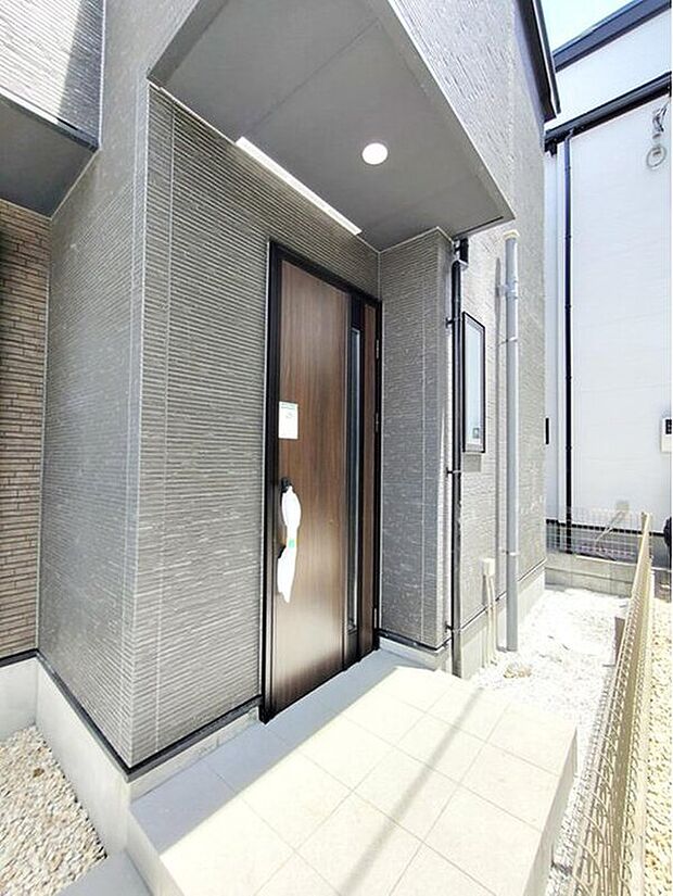 【玄関】上質感漂う玄関 居住者の帰り、訪れる方を優しく迎える・安らぎに満ちた生活空間を予感させます。