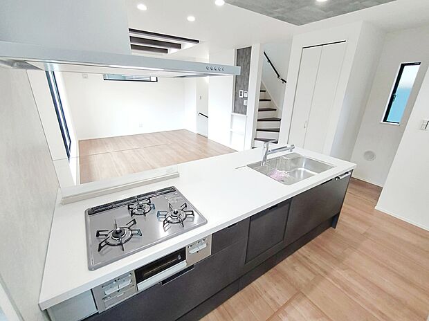 【☆kitchen☆】
明るく開放感のあるリビング。対面式キッチンは、いつでもご家族を感じられる空間作りの重要ポイントになりそうです。