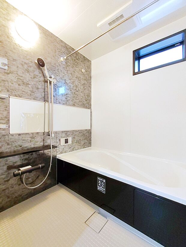 【☆Bathroom☆】
窓付きのバスルーム。陽射し差し込む明るい環境は、日中の入浴も気持ち良くお使い頂けそうです。