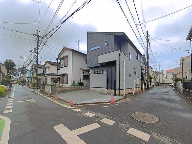 【前面道路含む現地写真】☆前面道路の様子☆カースペースございます。現地をご覧いただきながら、住まいの夢をお聞かせください。