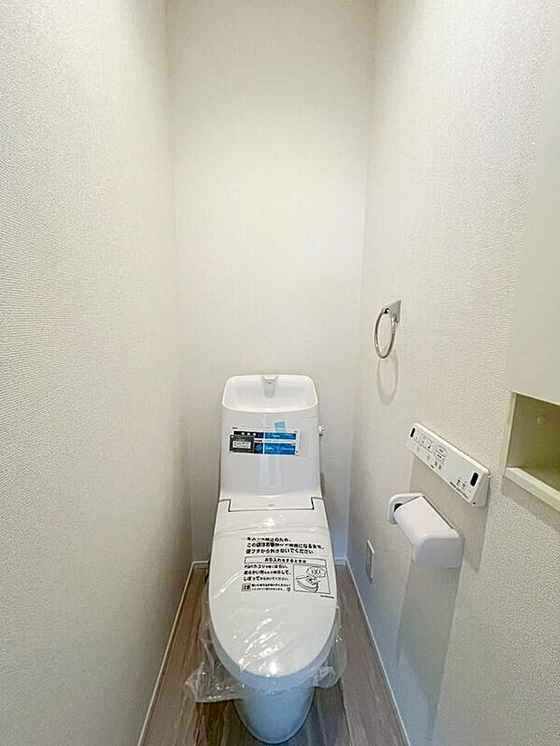 【トイレ】トイレスペースが１・２階にございますので、朝の混雑時に家族が分散して使用できます。またゲスト用・家族用と分けることも出来ますよ。