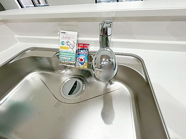 【【浄水器】】浄水カートリッジ内蔵で場所を取らずに見た目もスッキリ。ノズルはシャワーヘッドになっておりお掃除も楽々です。