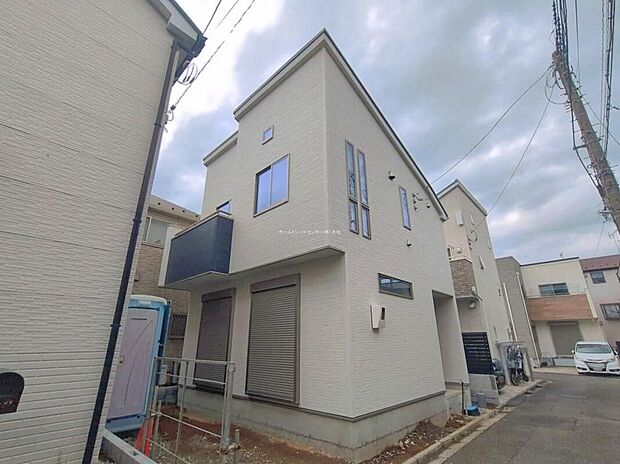 【現地外観写真】落ち着いた住環境で心安らぐ低層住宅地。周辺に高い建物が無く、空が広く大きく感じられます。従来の省エネ住宅よりも優れたＺＥＨ水準の快適住宅。