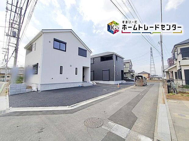 【前面道路含む現地写真】カースペースございます。前面道路広々としており、開放感がございます。平日・お仕事帰りなど、いつでもご案内いたします！お気軽にお問い合わせ下さい。