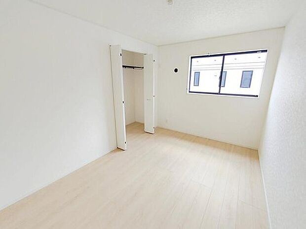 【リビング以外の居室】全居室に収納を完備しておりますので、居室の全空間を有効活用出来ます。自分好みのお部屋で、ゆったりお寛ぎ頂けます。