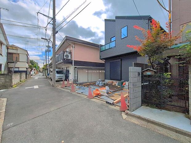 【☆前面道路の様子☆】カースペース２台（車種による）可能です♪
平日・お仕事帰りなど、いつでもご案内いたします！お気軽にお問い合わせ下さい。