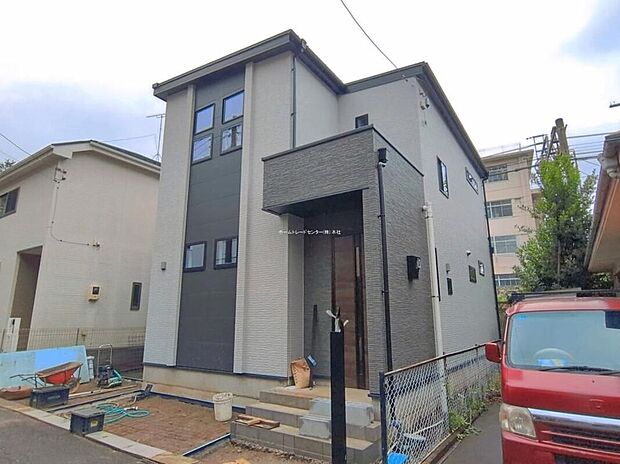 【現地外観写真】造作食器棚やWICなど豊富な収納が魅力♪食洗機・浄水器付きフルフラットキッチンでお料理が楽しくなりそうです♪