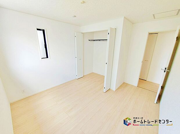 【☆リビング以外の居室☆】充分な広さの収納を備え、採光良好な洋室は、快適空間。プライベートの時間もゆったりお寛ぎ頂けそうです。