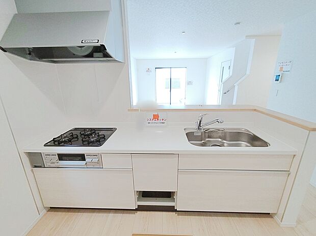 【☆Kitchen☆】対面式キッチンですので、お食事の準備をしながらご家族との会話を楽しめます。大容量の収納スペースは取り出しやすくしまいやすいです。大きな鍋などもラクに取り出せます♪
