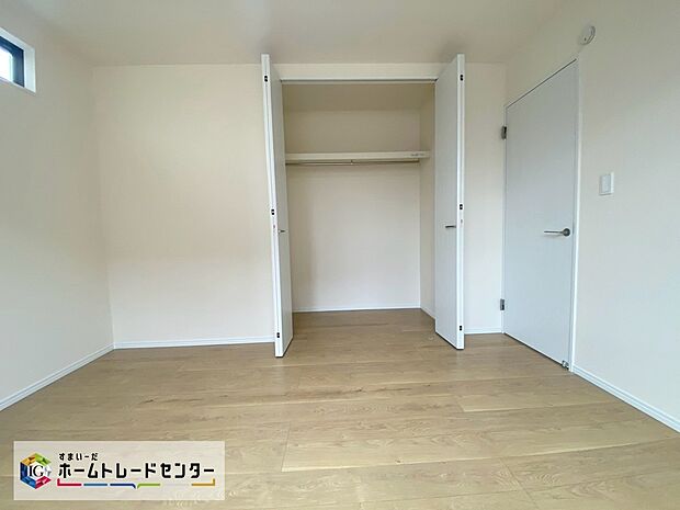 【☆収納☆】全居室に収納を完備しておりますので、居室の全空間を有効活用出来ます。自分好みのお部屋で、ゆったりお寛ぎ頂けます。お洋服もかけられるハンガーパイプ付きです。