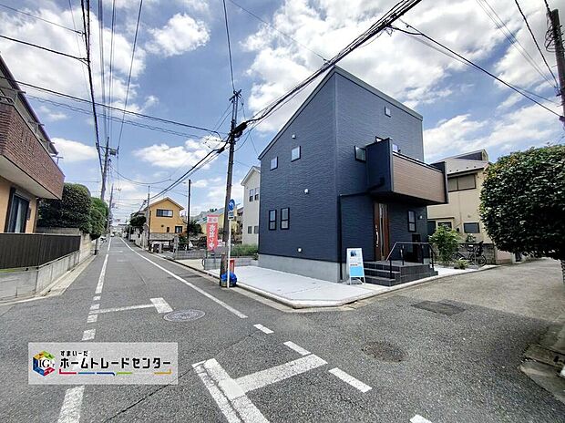 【前面道路含む現地写真】敷地内に駐車スペース完備。
当日のご見学予約も承ります。同じものは２つとない「夢のマイホーム」との出会いが待っているかもしれません。