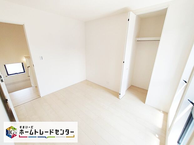 【居室】2階に4部屋をまとめることで、ご家族それぞれのプライベート空間も保てますね。全居室2面採光の陽光が心地良いプライベートルーム!朝日と共に起きて、日中もたっぷり日差しが降り注ぐ間取り。