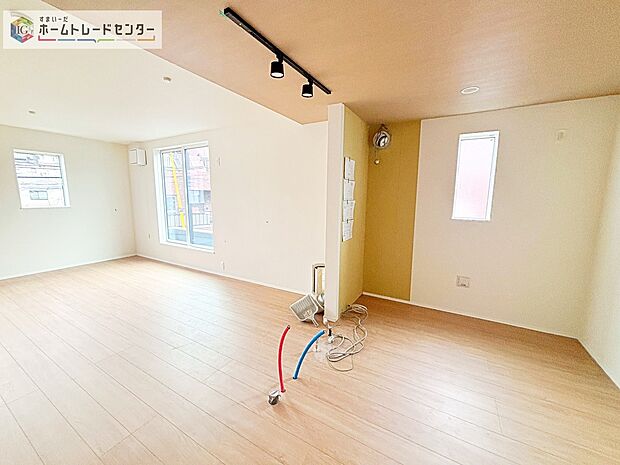 【リビングダイニング】明るい木目フローリングのLDK。複数の窓で自然光が入る開放的な空間♪