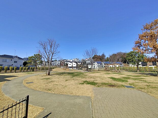 上谷津公園(約350m)