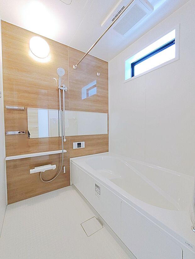 【☆Bathroom☆】一日の疲れを洗い流せるような憩いのバスルーム。窓付きなので、採光もあり明るく気持ちの良い空間です。窓があることで、換気環境も良好。掃除もスムーズに出来ます。