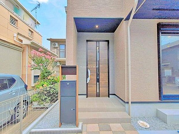 【玄関】玄関ポーチには屋根がついているので雨などでも玄関前で濡れずにお出かけ準備が出来ます。