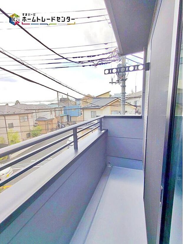 【バルコニー】晴れた日にはたっぷりのお洗濯ものを干すことができるバルコニー。
