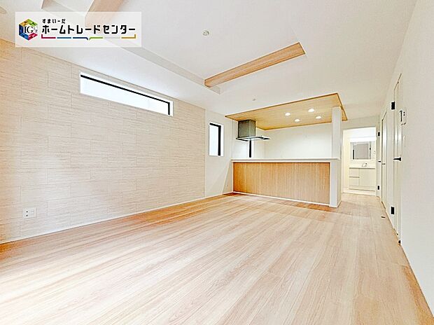 【☆Living Room☆2号棟】大きな窓のあるリビングは、陽光あふれる明るい空間です。居心地良く、ご家族皆がゆったり寛げる憩いの空間となりそうです。