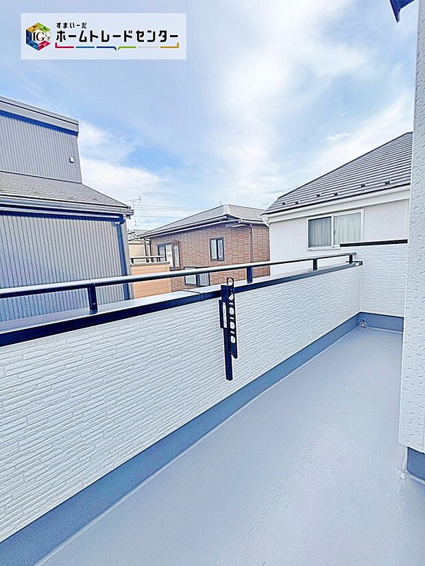 【☆Balcony☆2号棟】お布団やシーツも1回でまとめて干せます。広いバルコニーからたっぷりの光をうけたお布団やシーツから太陽のにおいが感じられます。